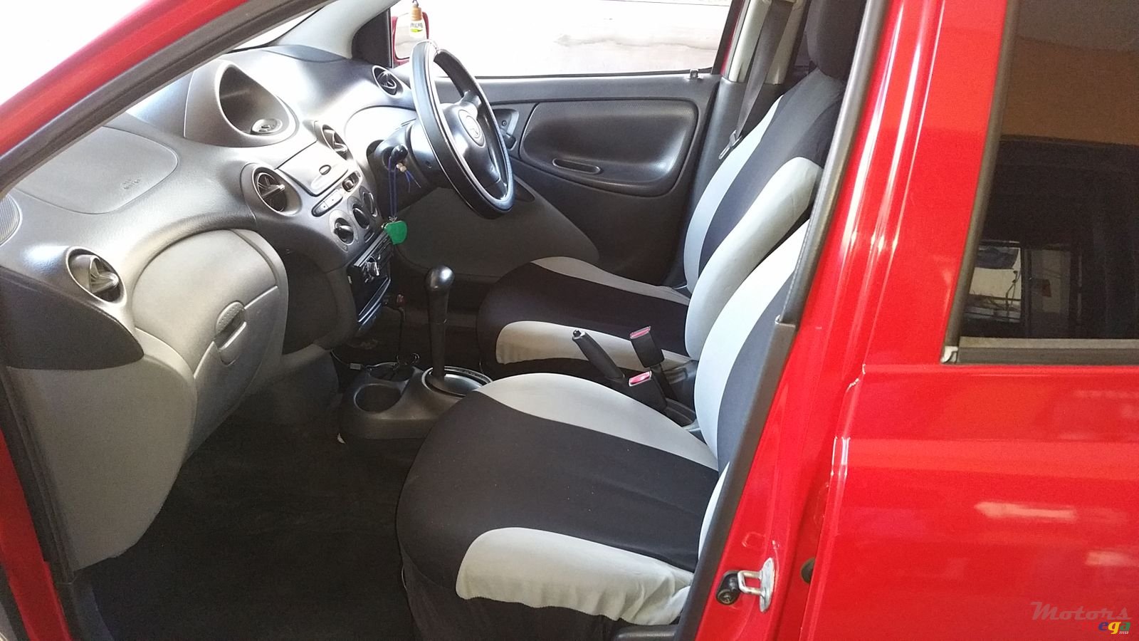 2002' Toyota Vitz photo #3