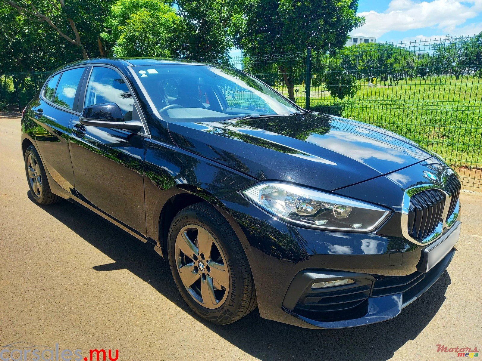2020' BMW 118 i Lounge Edition photo #1