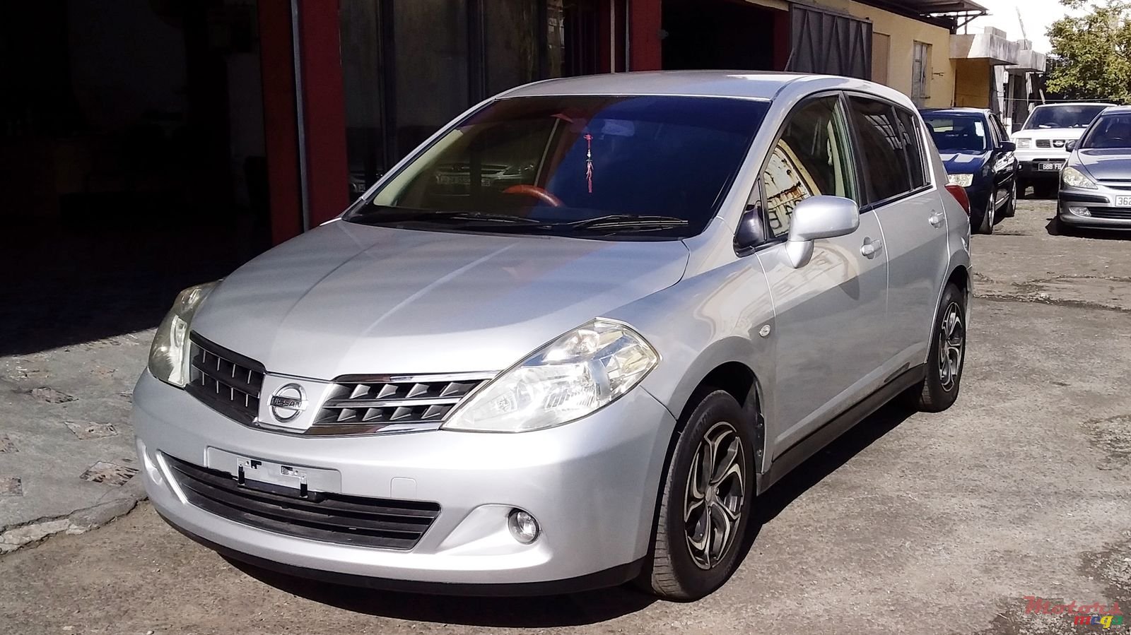 2011' Nissan Tiida photo #1