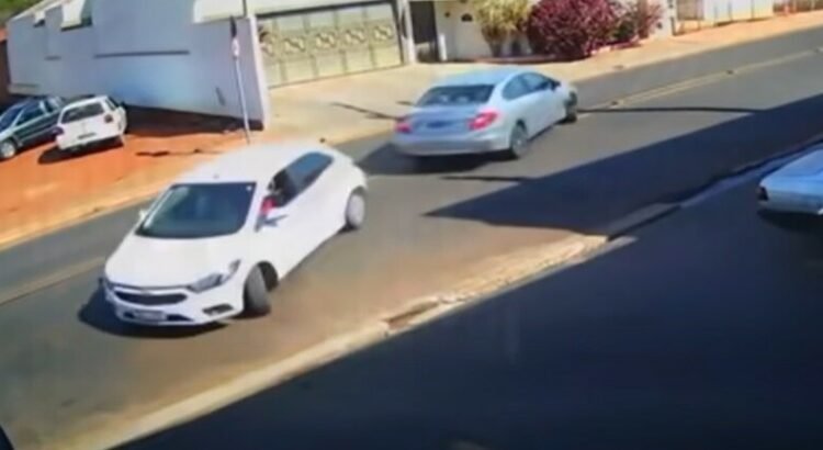 Une collision ridicule entre deux voitures en marche arrière