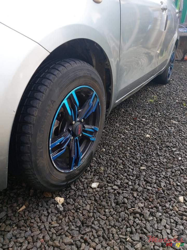 2007' Toyota Vitz photo #1