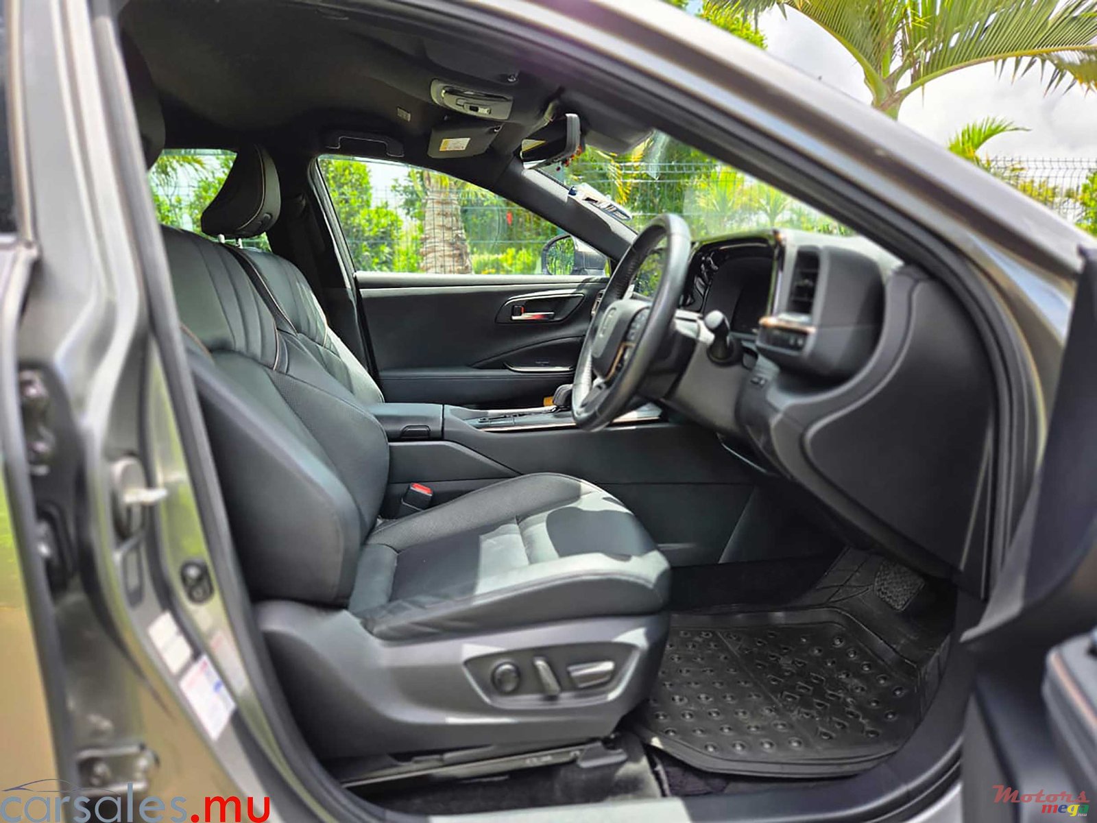 2022' Toyota Crown Crossover 2.5 Hybrid photo #5