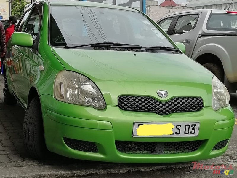 2003' Toyota Vitz photo #2