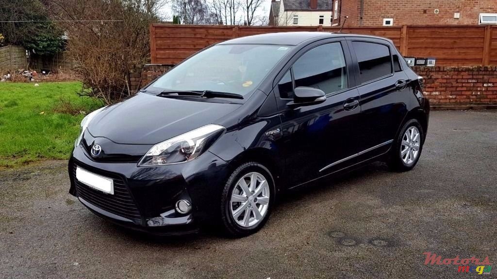 2012' Toyota Vitz photo #1