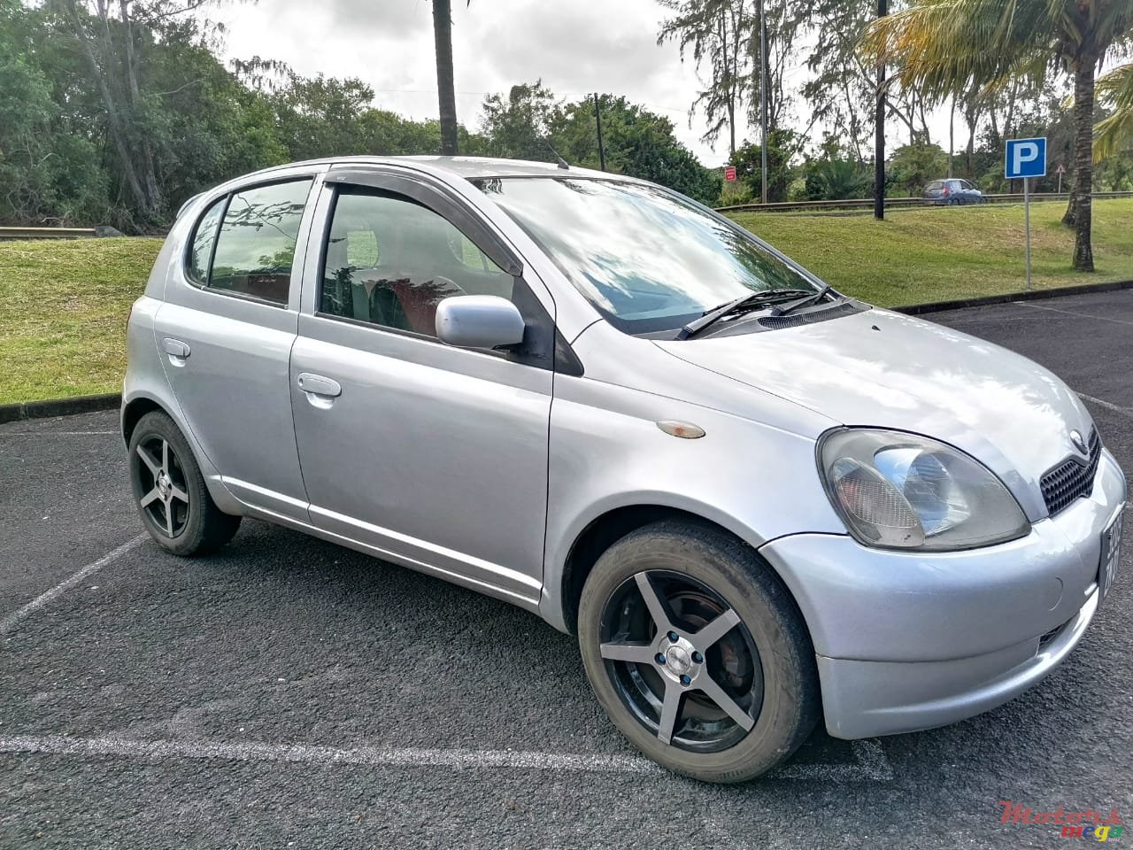 2001' Toyota Vitz photo #1