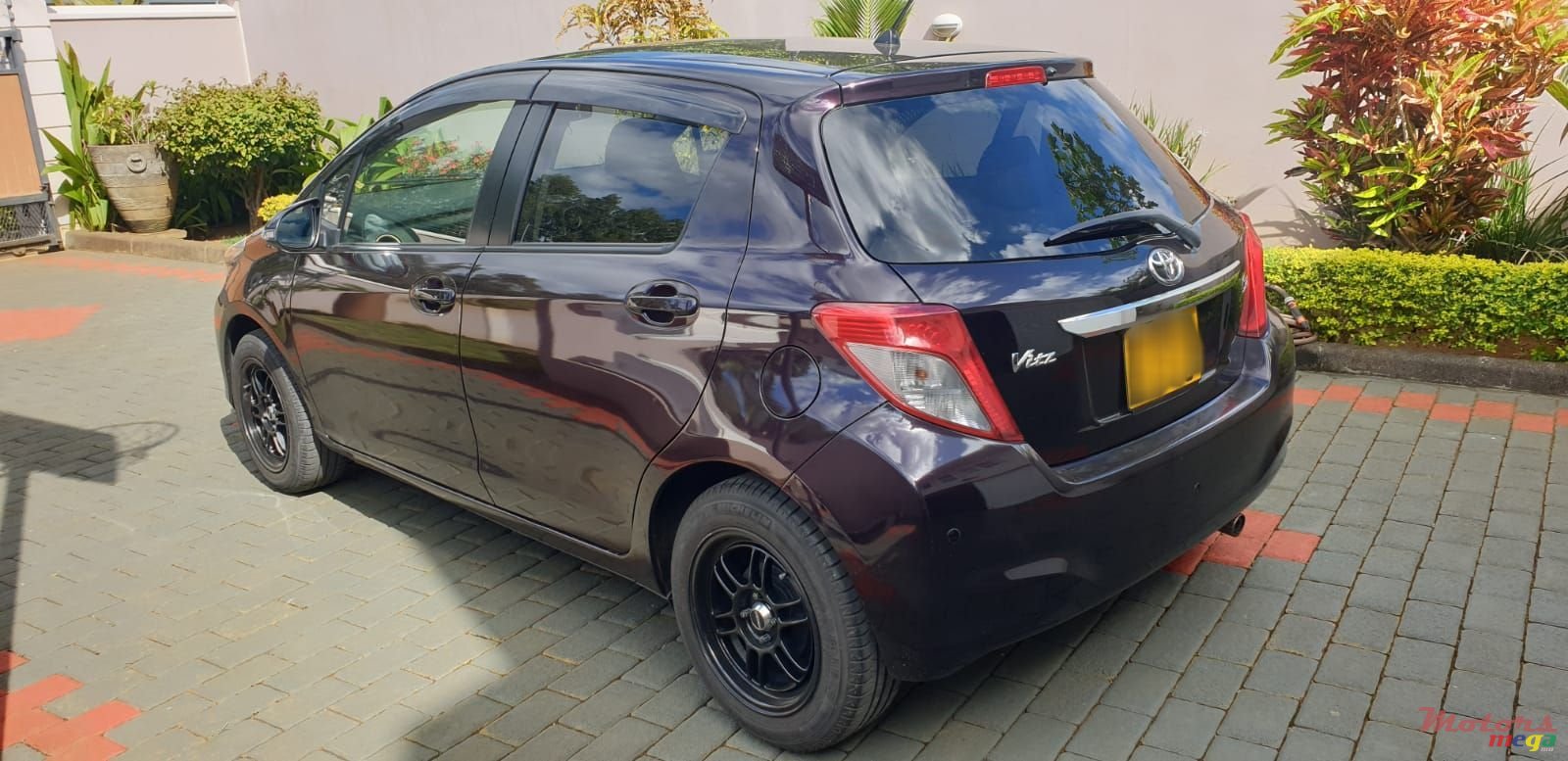 2013' Toyota Vitz photo #2