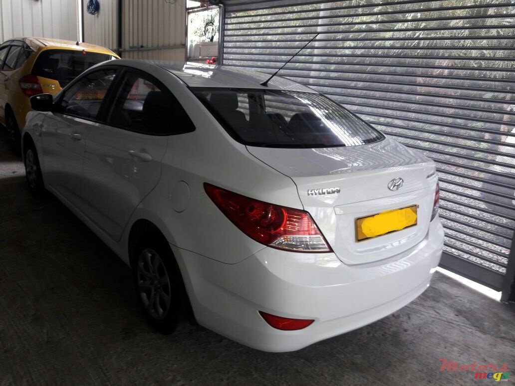 2011' Hyundai Accent photo #4