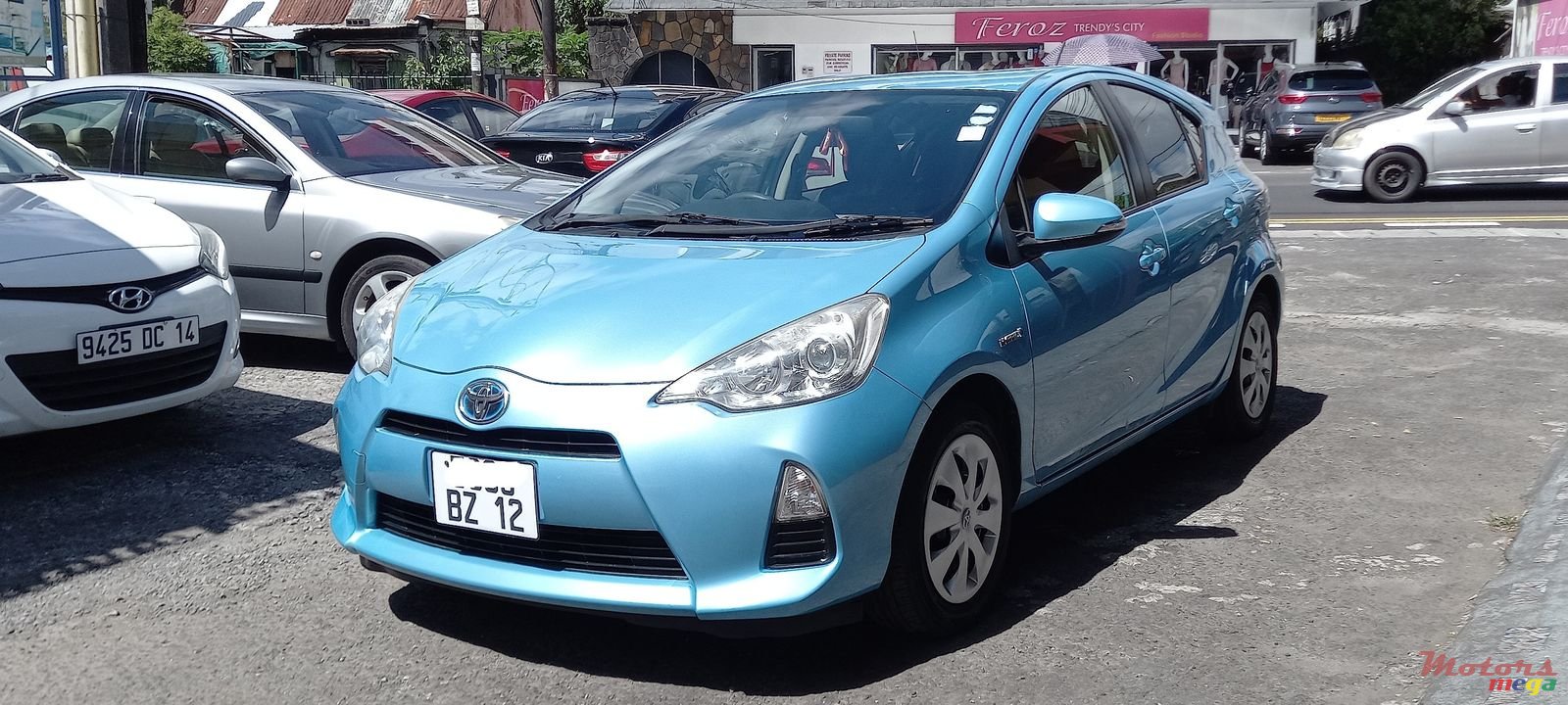 2012' Toyota Aqua photo #2