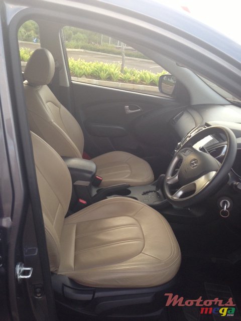 2013' Hyundai ix35 4x2 GL photo #2