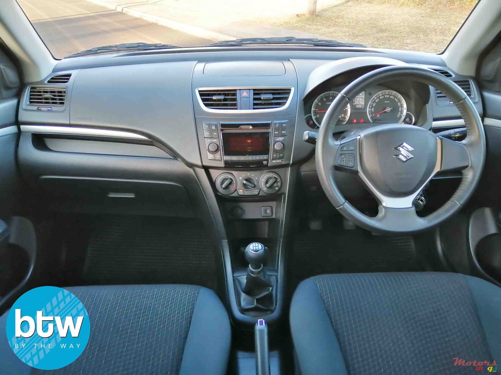 2015' Suzuki Swift photo #6