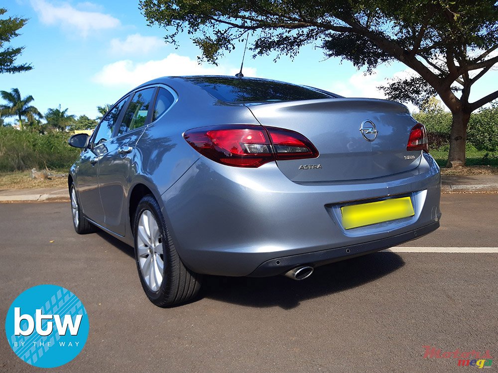 2016' Opel Astra photo #3