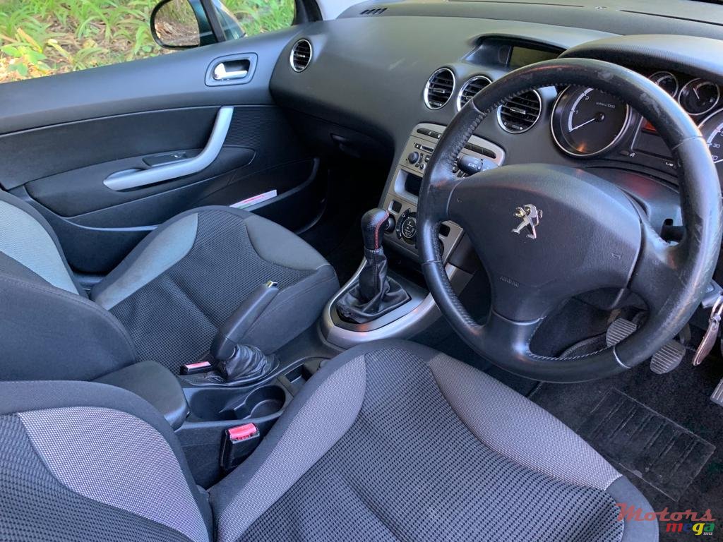 2013' Peugeot 308 photo #1