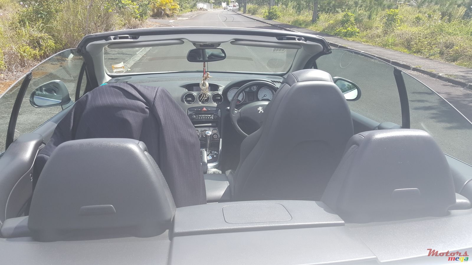 2012' Peugeot 308 Cabriolet photo #1