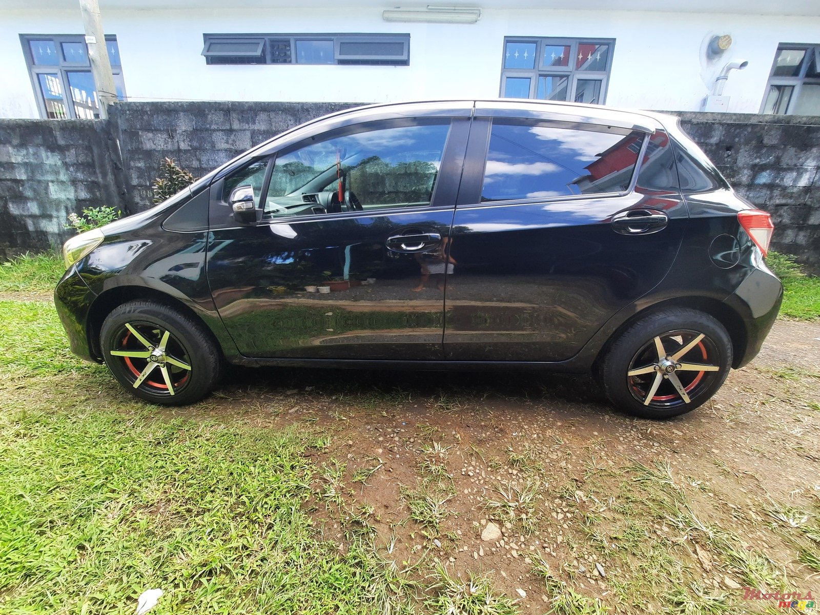2014' Toyota Vitz photo #5
