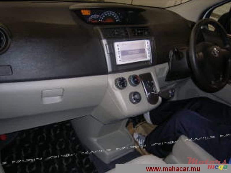 2010' Toyota Passo Sette photo #4