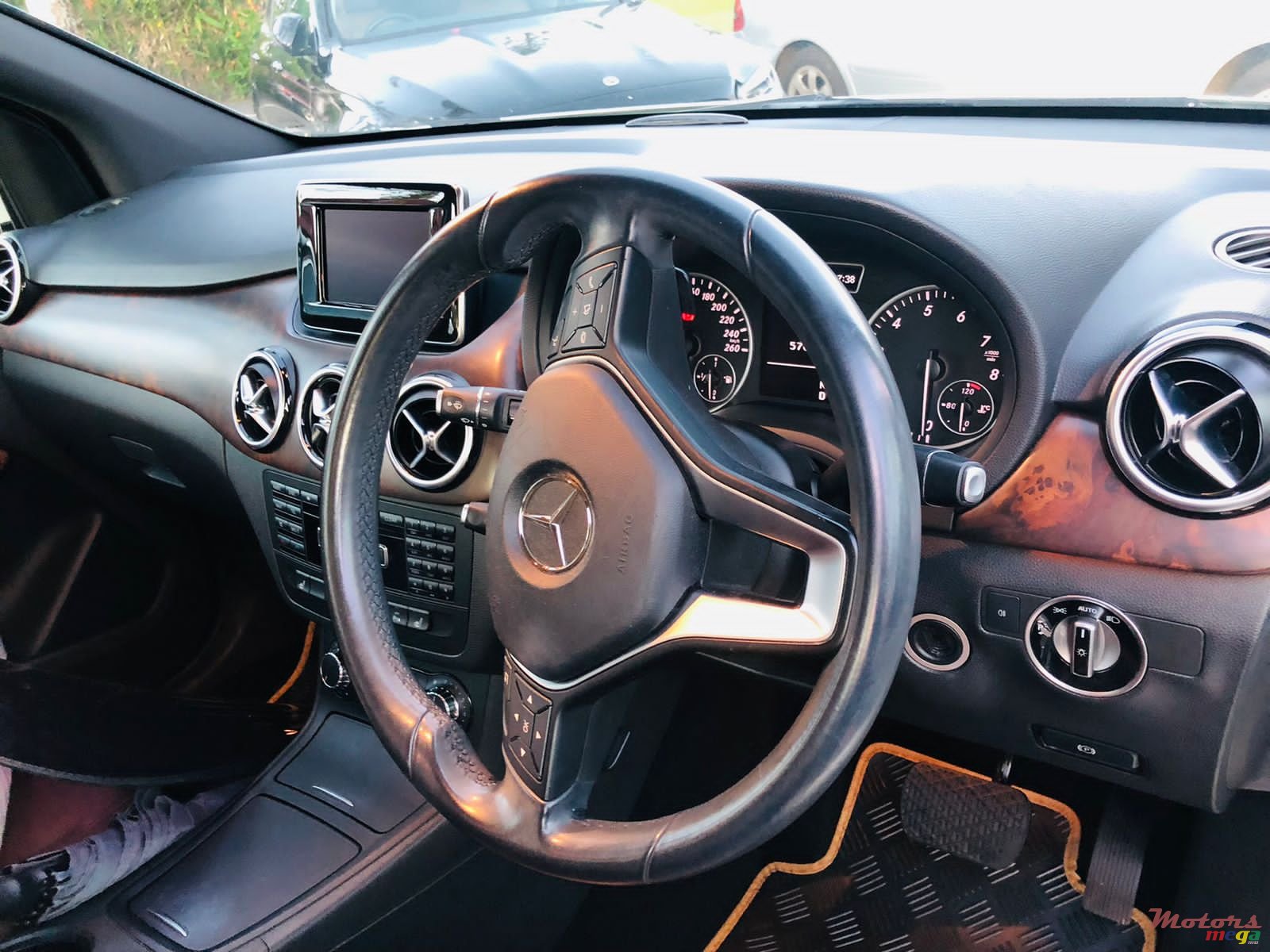 2013' Mercedes-Benz B 180 photo #6