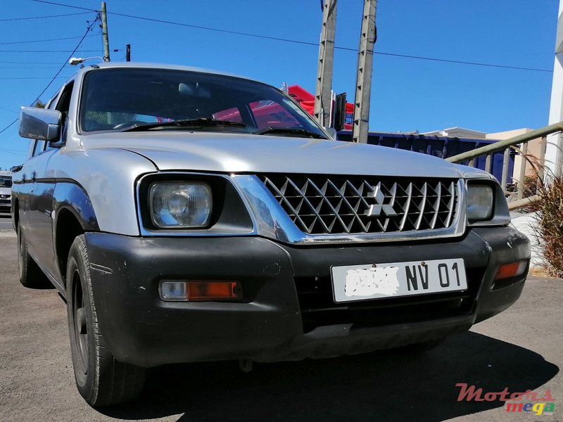 2001' Mitsubishi L 200 photo #2