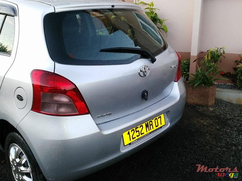 2007' Toyota Vitz photo #3