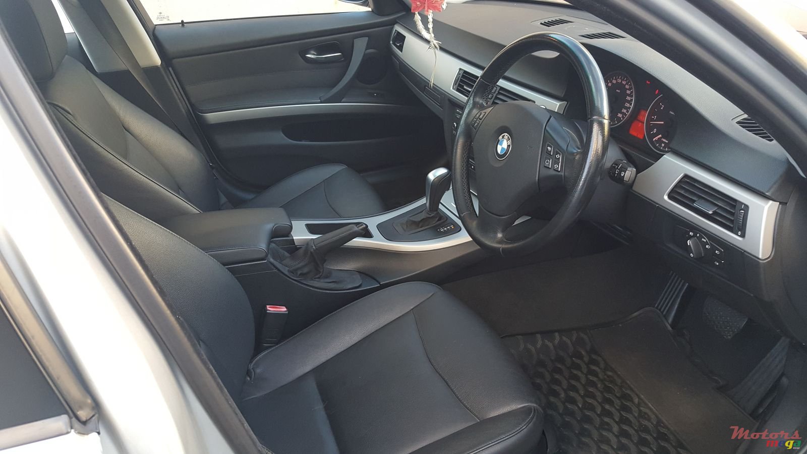 2008' BMW 320i photo #7