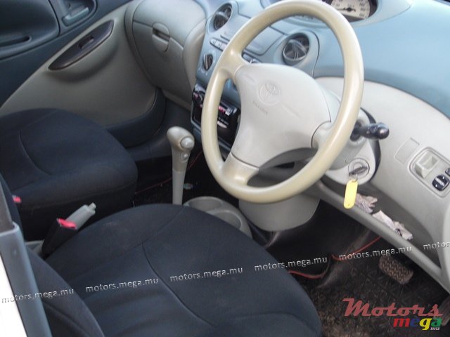 2001' Toyota Vitz photo #4