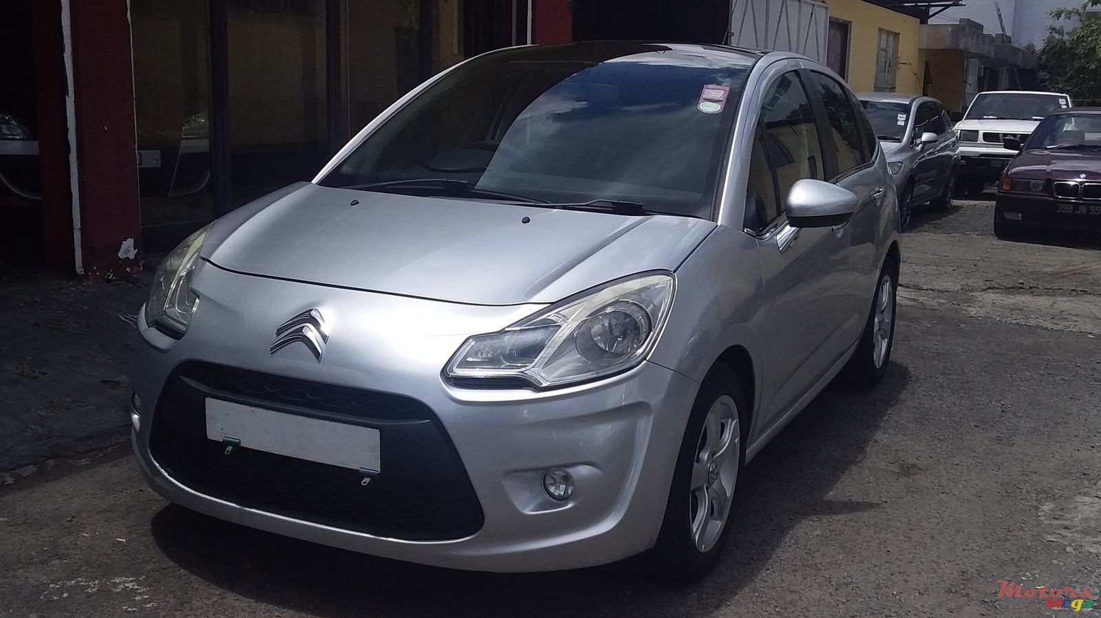 2009' BMW 3 Series 320i photo #1