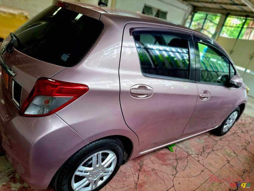 2011' Toyota Vitz photo #5