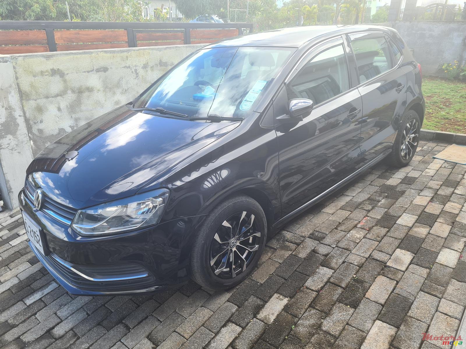 2015' Volkswagen Polo photo #3