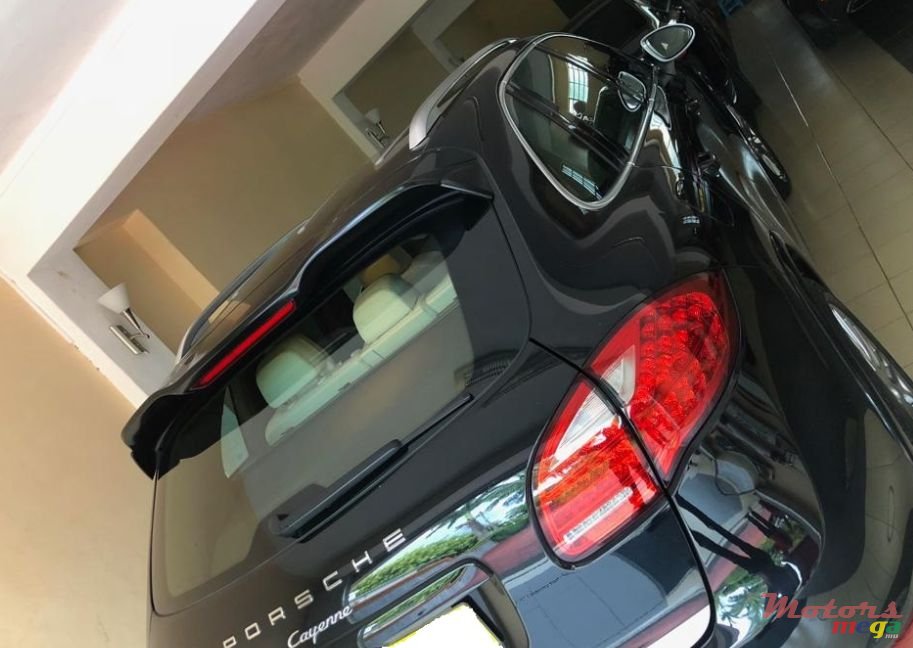 2012' Porsche Cayenne photo #3