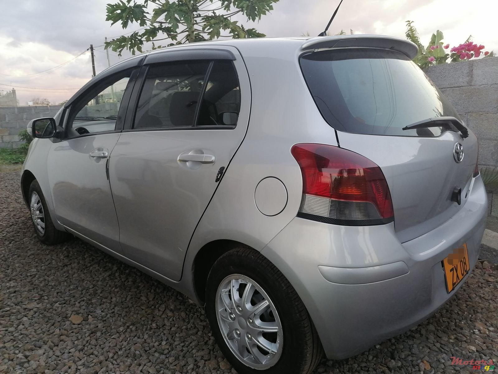 2008' Toyota Vitz photo #2