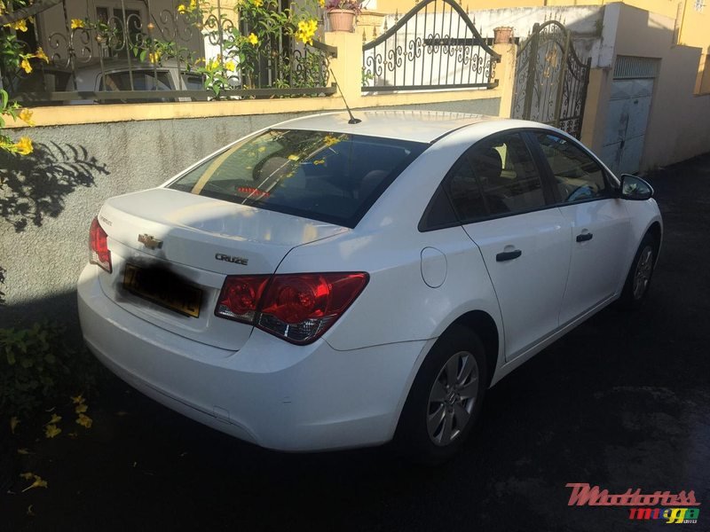 2011' Chevrolet Cruze photo #3