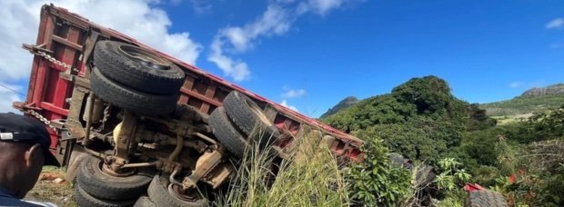 Accident au rond-point de Crève-Cœur: Un camion se renverse