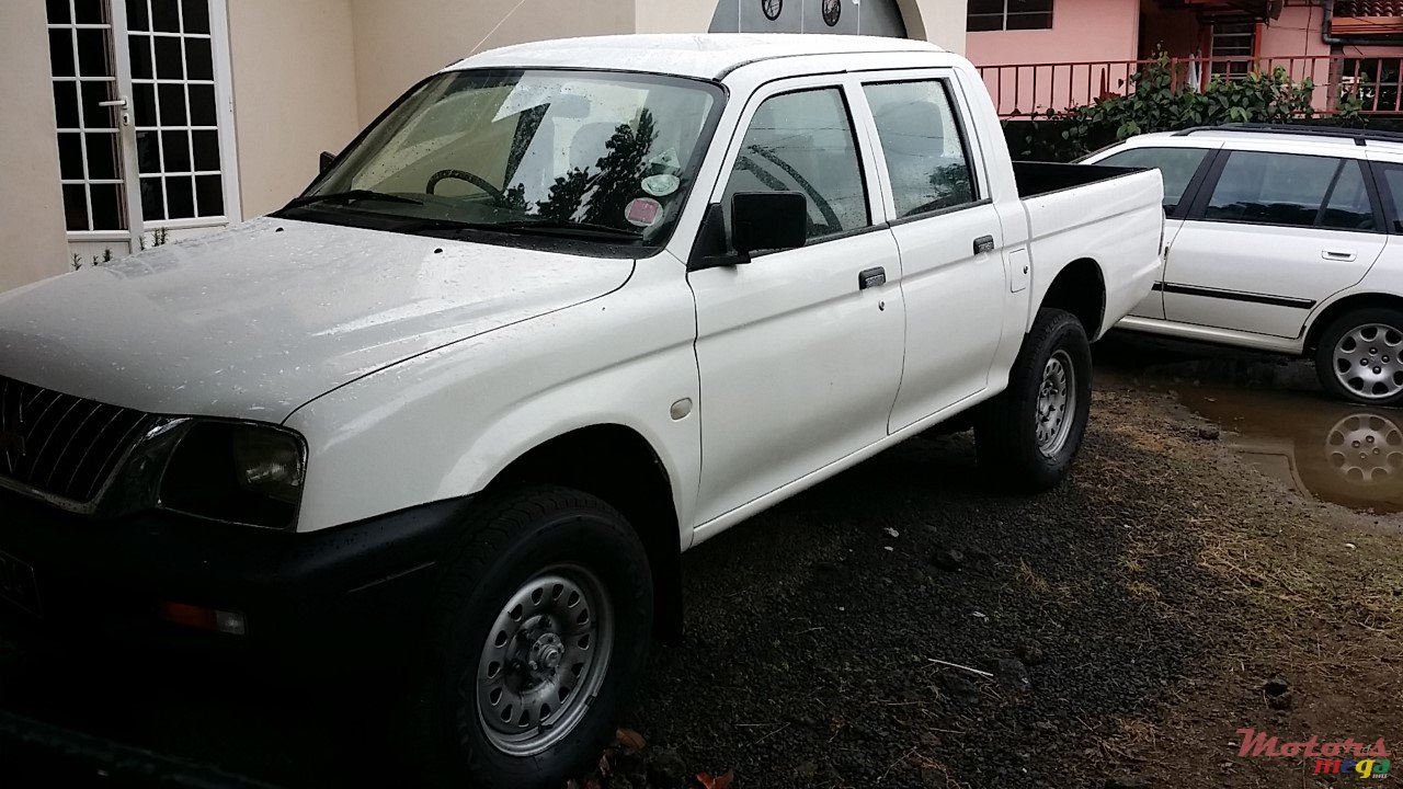 2004' Mitsubishi photo #4