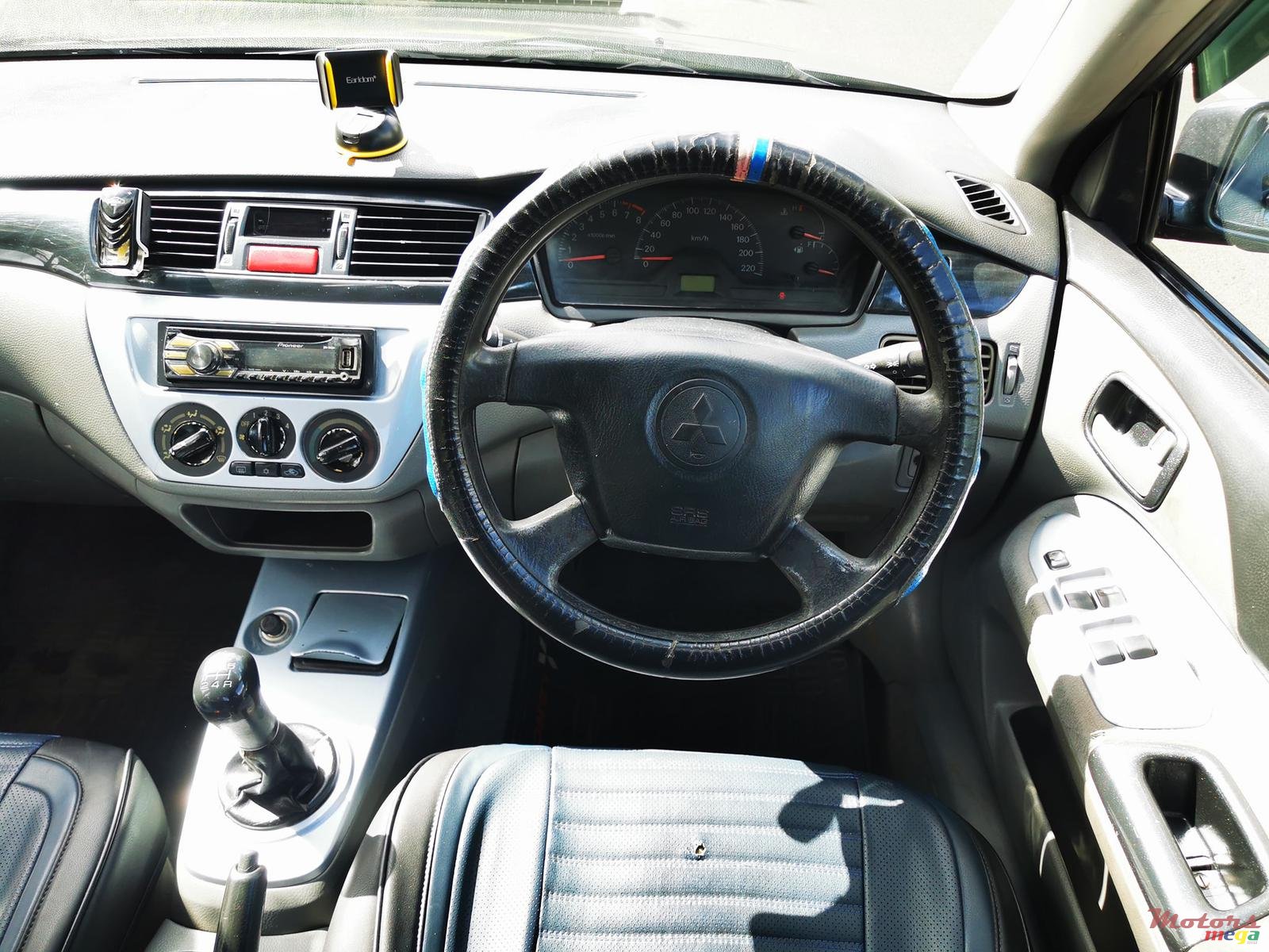 2004' Mitsubishi Lancer GLX photo #3