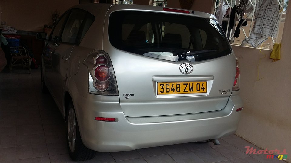 2004' Toyota Verso photo #2