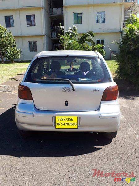 2002' Toyota Vitz photo #2