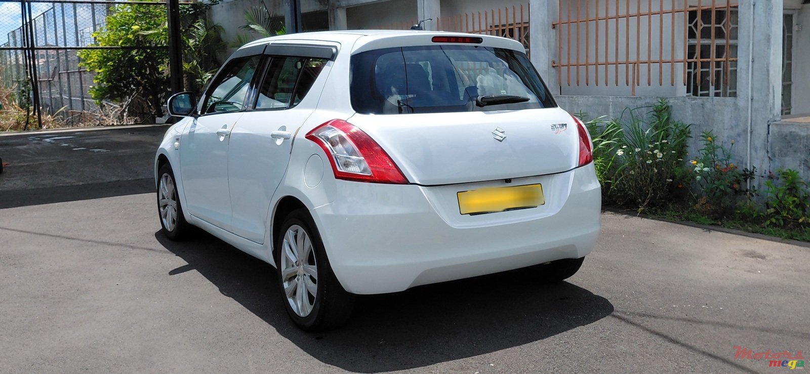 2015' Suzuki Swift photo #4