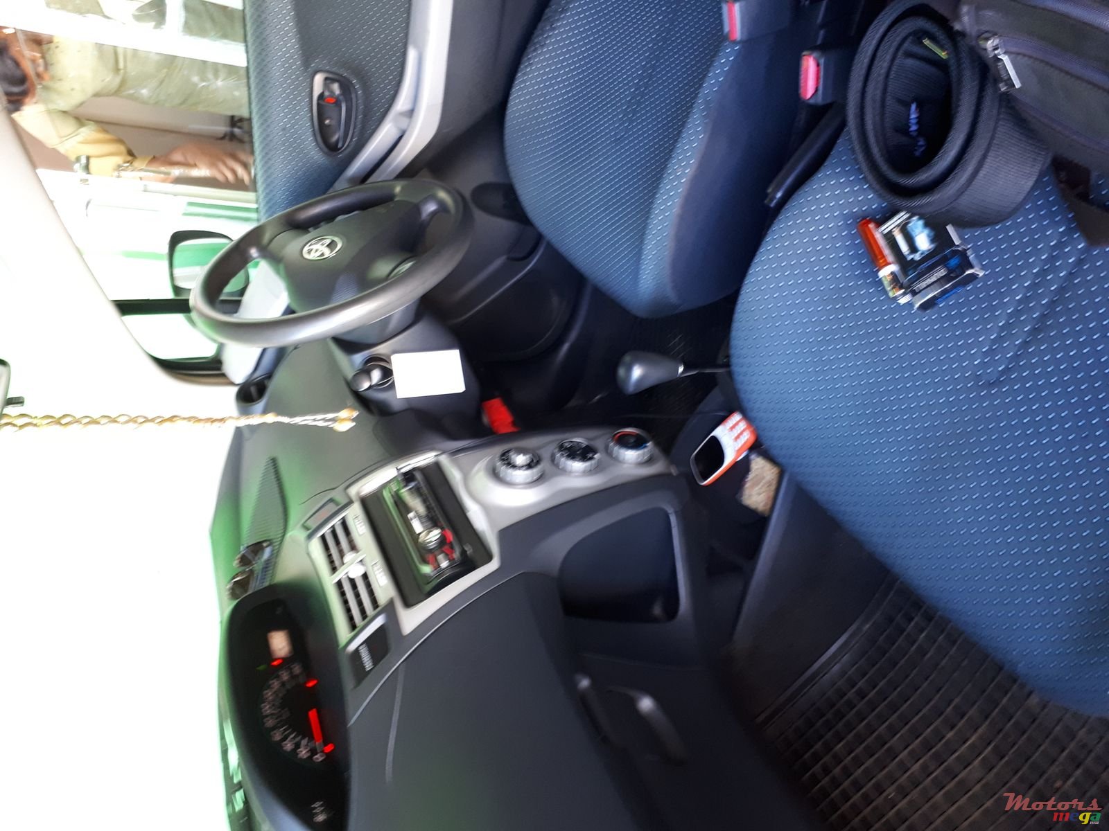 2006' Toyota Vitz photo #4