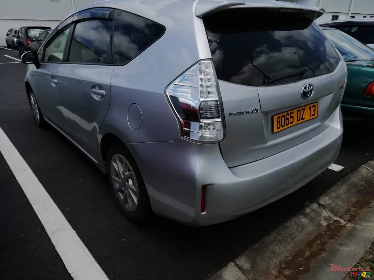 2013' Toyota Prius v photo #2