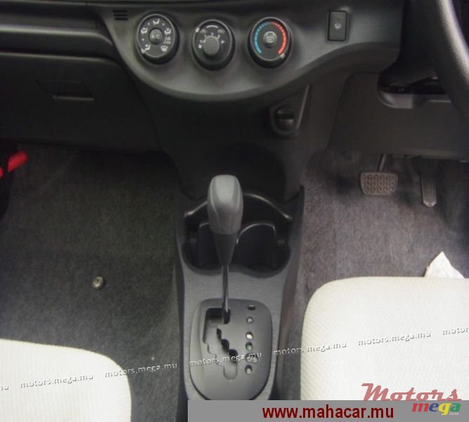 2011' Toyota Vitz photo #7