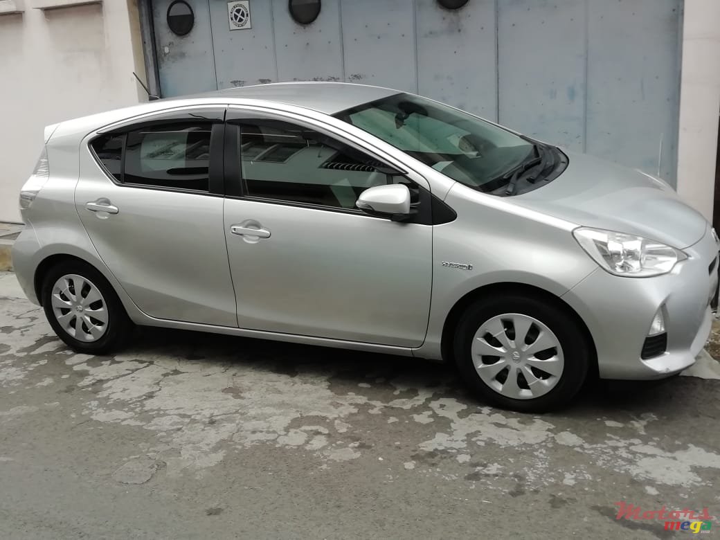 2013' Toyota Aqua photo #2