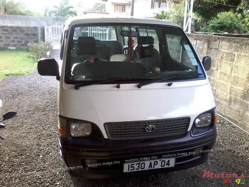 2004' Toyota photo #1