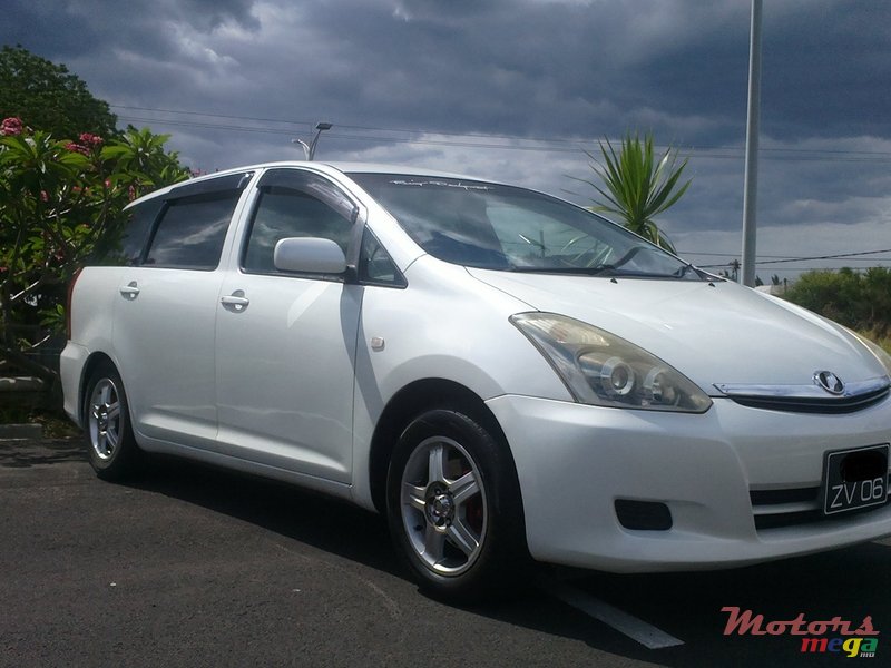 2006' Toyota Wish 7 seats photo #1