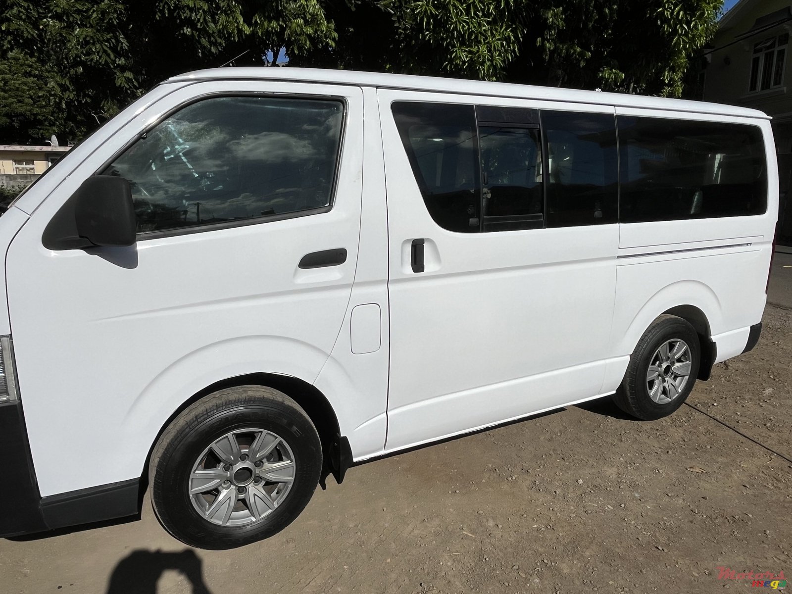 2011' Toyota photo #2