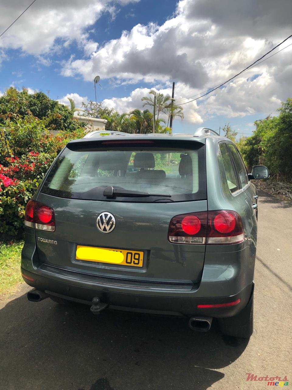 2009' Volkswagen Touareg photo #3