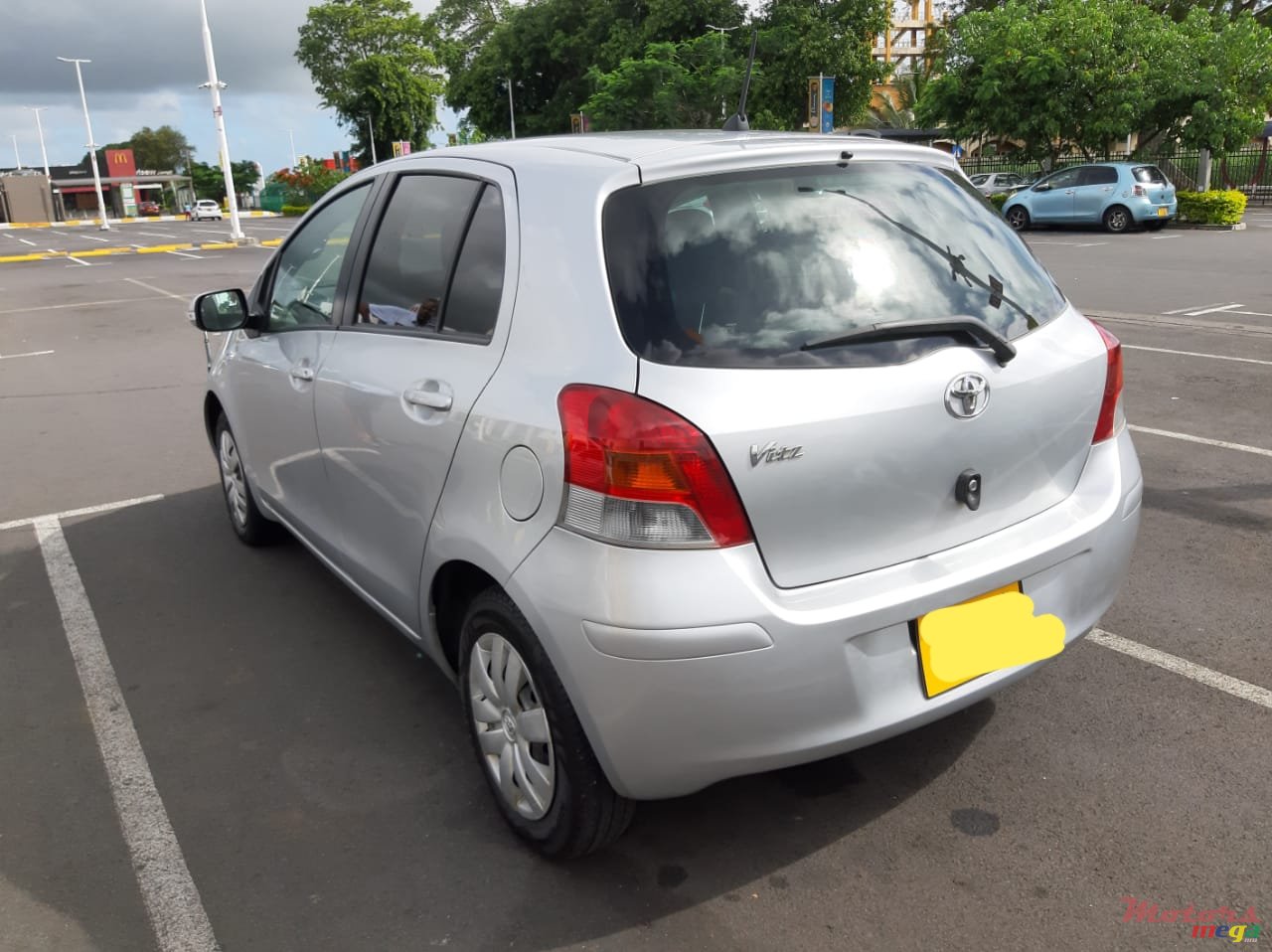 2010' Toyota Vitz photo #2