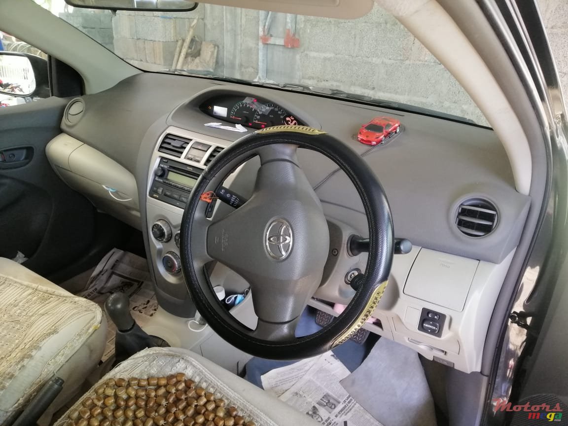 2012' Toyota Yaris photo #4