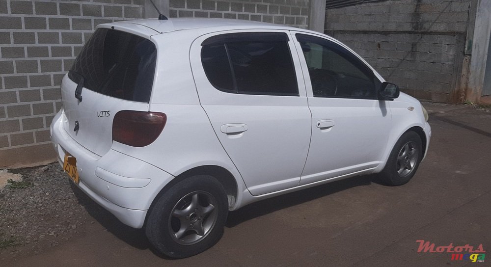2004' Toyota Vitz photo #3