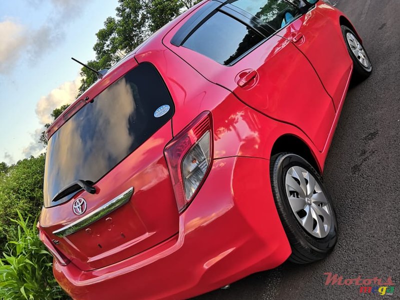 2011' Toyota Vitz 1000cc photo #2