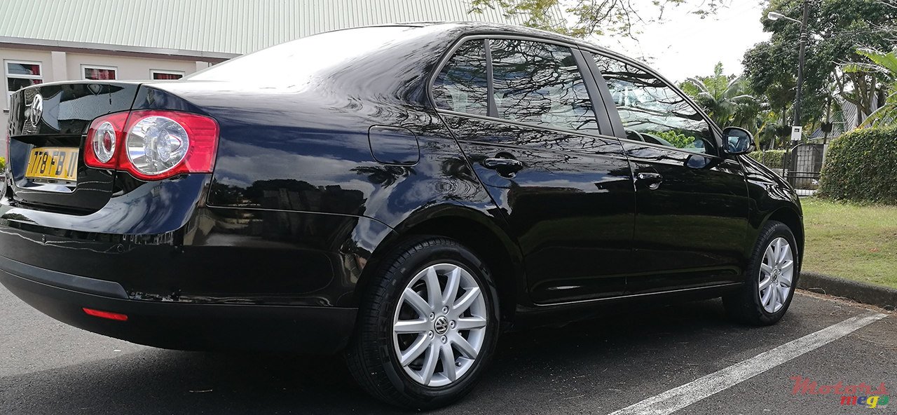2011' Volkswagen Jetta photo #2
