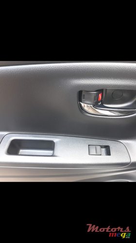 2018' Toyota Vitz photo #4